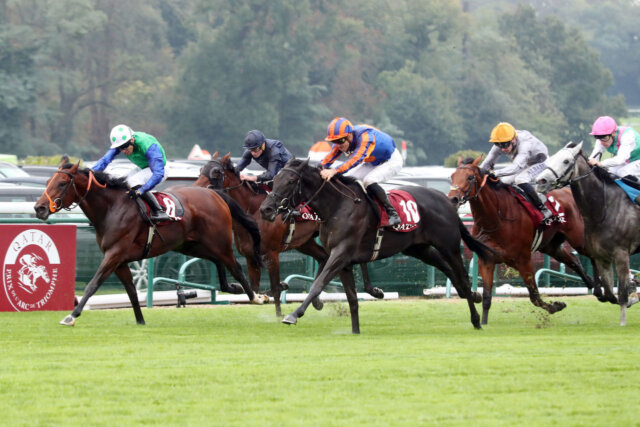 Camille Pissarro (blue and orange silks) swoops past Rashabar in the Prix Jean-Luc Lagardere