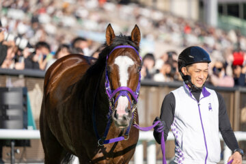 Natural Rise holds off Clay King in the Cattleya S. at Tokyo (Photo by Horsephotos.com)