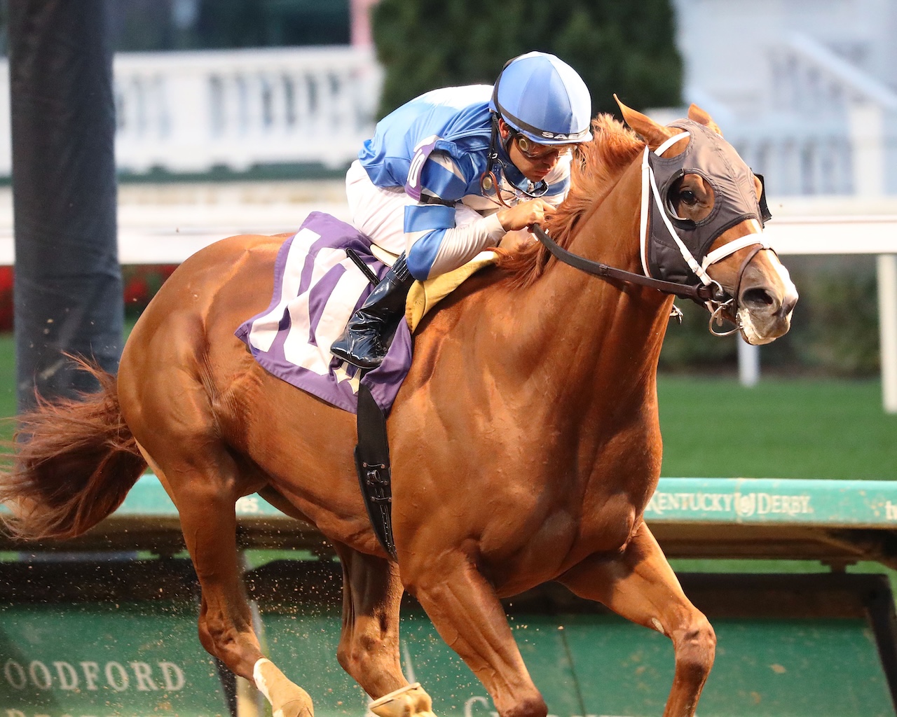 Admiral Dennis wins at Churchill Downs.