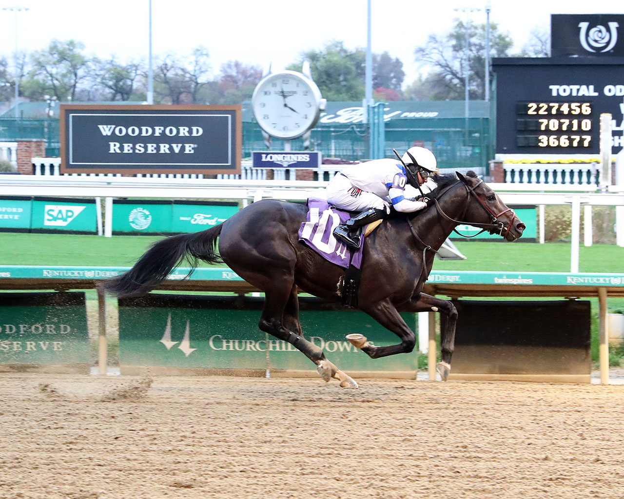 Mo Quality winning a maiden special weight at Churchill Downs (Photo by Coady Media)