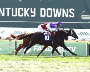 Tiztastic wins at Kentucky Downs.